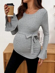 SHEIN Camiseta casual acanalada de maternidad de unicolor con cuello redondo, mangas acampanadas y cintura anudada