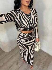 SHEIN SXY Bộ đồ crop top và chân váy họa tiết ngựa vằn cho nữ, Bộ đồ hai mảnh cong, Bộ đồ hai mảnh cao, Bộ đồ hai mảnh kẻ sọc, Bộ đồ hai mảnh cho nữ, Bộ đồ hai mảnh thanh lịch - Nhiều màu - Xem 1