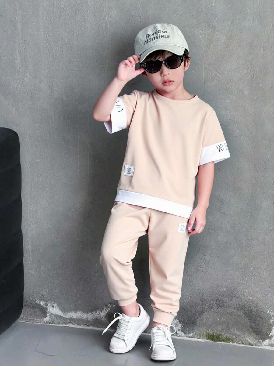 SHEIN Genkimix Kids 2件組男孩夏季針織套裝,包含:1件休閒酒紅色針織圓領短袖運動T恤,配對比白色針織袖片與圖案文字印花,1件運動風針織長褲 - 卡其色 - 查看 1