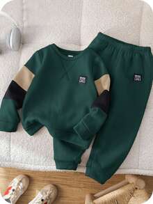 SHEIN 2 件儿童男童休闲学院风舒适针织袖拼布圆领长袖运动衫和裤子套装，适合通勤、学校、日常休闲、学院风、童装、小男孩服装、返校、生日派对、晚会、婚礼、洗礼、开学典礼、日常穿着、旅行、运动、秋冬、羊毛、加厚