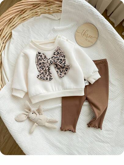 Noworodek, dziewczynka, śliczny, swobodny, dzianinowy, beżowy sweter z kokardką, z długim rękawem i elastycznym pasem, gruby komplet spodni, odpowiedni na jesień/zimę