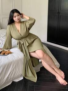 Dazy Plus Áo choàng ngủ dài tay cổ chữ V buộc eo cỡ lớn cho nữ, trang phục ấm áp mùa thu đông - Màu xanh Ô liu - Xem 8