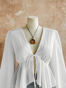 Soleia 大码女式返校度假服，V 领白色纹理长袖荷叶边下摆衬衫 - 白色 - 查看 6