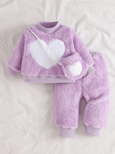 SHEIN 2 件套女婴圆领羊毛运动衫长袖上衣和松紧腰裤套装，温暖厚实的毛绒爱心刺绣，舒适柔软的休闲时尚服装，配有斜挎包，适合冬季