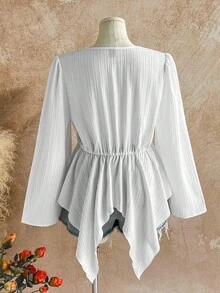 Soleia 大码女式返校度假服，V 领白色纹理长袖荷叶边下摆衬衫 - 白色 - 查看 2