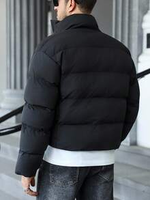 Manfinity CasualCool 男士长袖成熟休闲纯色羽绒服，厚实蓬松，冬季休闲外套，适合街头穿搭、日常休闲、周末外出、社交场合。这款外套是男士衣橱中不可或缺的百搭单品，也是送给男友或丈夫的完美礼物，尤其适合秋季穿着。 - 黑色 - 查看 2