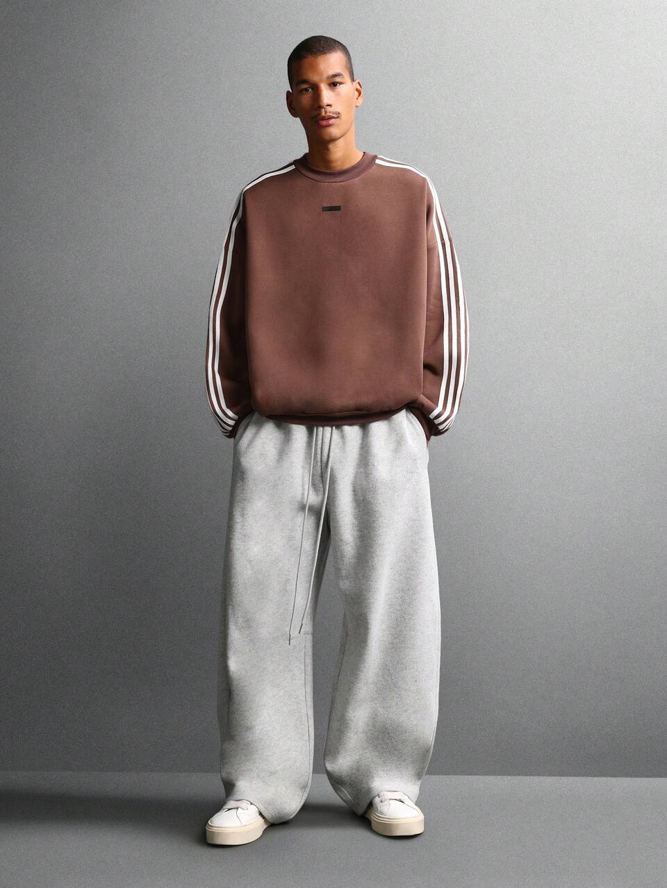 SUMWON Casual Oversized Crew Neck Sweatshirt With Rubber Label Detailed Winter Spring Autumn Versatile Pullover Essential Layer Plain