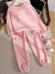 SHEIN 2 件套青少年女孩宽松休闲压花字母图案圆领套头衫和运动裤运动服，粉色 - 藕粉色 - 查看 1