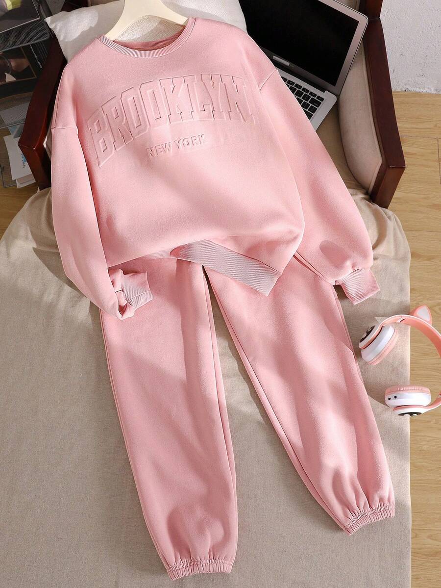 SHEIN 2 件套青少年女孩宽松休闲压花字母图案圆领套头衫和运动裤运动服，粉色 - 藕粉色 - 查看 1