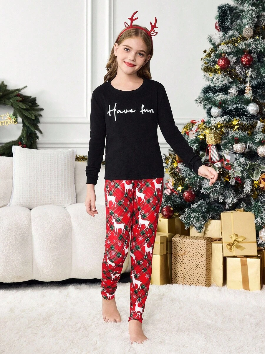 SHEIN Áo thun dài tay cổ tròn in chữ dễ thương cho bé gái tuổi mới lớn và quần legging họa tiết hươu kẻ caro thoải mái mặc ở nhà, phù hợp cho mùa thu/đông, đồ ngủ Giáng sinh, đồ ngủ kẻ caro đỏ - Đỏ - Xem 1