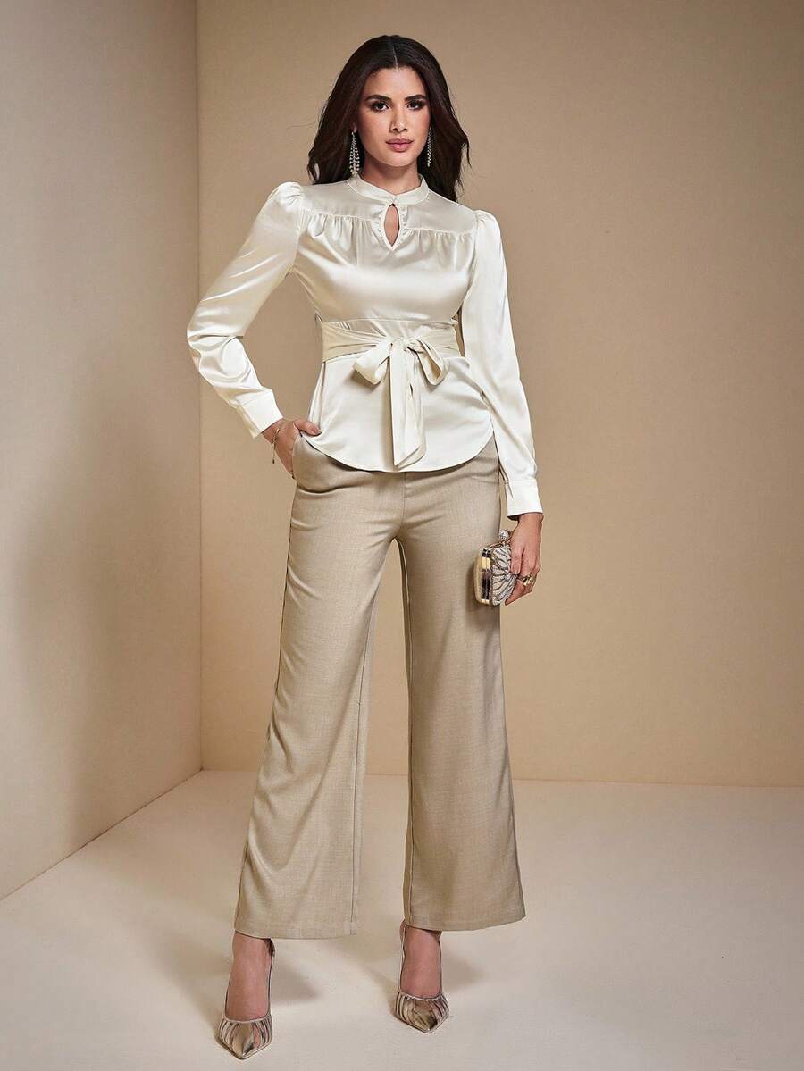 JIAN LASALA Weißes Satin-Top mit Stehkragen, Taillengürtel und Raffungen für Damen – ideal für Frühling und Herbst, lässig und elegant, perfekt für Winter und Hochzeiten. Luxuriöse und stilvolle Bekleidungskollektion. - Weiss - Übersicht 1