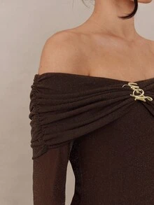 Modelyn 女士金属褶皱露肩喇叭袖闪亮优雅连衣裙 - 咖啡棕 - 查看 2