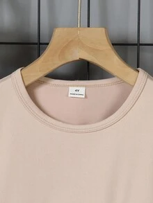 SHEIN Genkimix Kids 2件組男孩夏季針織套裝，包含：1件休閒酒紅色針織圓領短袖運動T恤，配對比白色針織袖片與圖案文字印花，1件運動風針織長褲 - 卡其色 - 查看 5