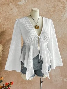 Soleia 大码女式返校度假服，V 领白色纹理长袖荷叶边下摆衬衫 - 白色 - 查看 3