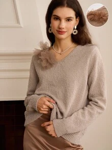 SHEIN Clasi 女士优雅花卉 V 领宽松套头毛衣，适合圣诞节、新年、感恩节礼物、秋冬休闲装 - 卡其色 - 查看 1