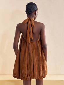 Zivah 2025 秋季新款音乐节、复活节、圣帕特里克节、西部风、游牧风、生日派对、毕业典礼、学院风、学生装、日常休闲、基础百搭、休闲、邮轮旅行、海滩、日光浴、网络热卖、街头潮流、婚礼宾客波西米亚风、通勤、早午餐、机场装棕色亮面面料露背扭花蕾裙、纹理面料短款 A 字型露背连衣裙 - 棕色 - 查看 2