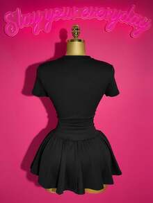 Slaydiva Bộ đồ 2 mảnh thời trang mùa xuân/hè Bohemian mới cho lễ hội âm nhạc Phục sinh thường ngày trên bãi biển, tiệc tùng, đường phố, gợi cảm, ngọt ngào, dễ thương, Y2K, vải dệt kim co giãn màu trắng, họa tiết ô tô cổ điển màu đen, cổ tròn, tay ngắn, áo thun bó sát, kết hợp với váy ngắn xếp ly cạp chun màu trắng, quần short, váy ngắn cho nữ - màu đen - Xem 2
