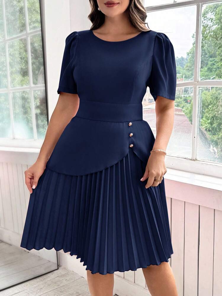 Ellevyn Vestido Plissado Elegante para Escritório, Estilo Assimétrico, Decoração com Fivela de Metal, Cor Sólida, Plus Size - Azul Marinho - Visão 6
