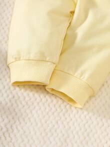 SHEIN 新生兒韓系卡通熊刺繡淡黃色運動衫與長褲 2 件套裝 秋季假期趣味圖案 秋冬款 - 卡其色 - 查看 5
