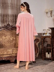 PalaceNights Conjunto de camisón y bata de terciopelo con bordados, volantes y parches en estilo vintage palaciego, talla grande, para otoño/invierno - Rosa - Ver 2