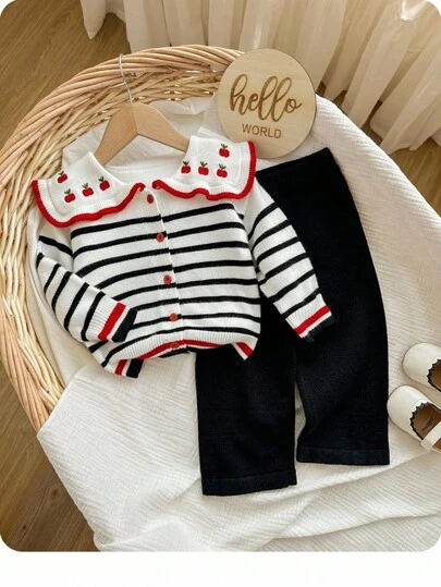 SHEIN 女宝宝时尚可爱休闲撞色黑色条纹刺绣水果开衫外套和针织裤毛衣套装两件套，适合秋冬季节穿着，舒适的撞色设计，柔软的面料，时尚的设计，室内外均可穿着，秋冬季百搭保暖时尚，呵护宝宝娇嫩肌肤，妈妈们的购物首选。适合室内外穿着，日常、运动、玩耍、聚会、拍照、度假、节日等各种场合，针织两件套秋季必备