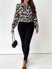 SHEIN CURVE+ Plus Size Women's Bestselling Bow V-Neck Knotted Floral Blouse, Elegant And Romantic, Versatile And Fashionable For Commuting, Color Blocking Top