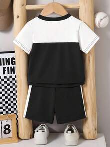 SHEIN 婴幼儿男童 V 领短袖 T 恤和印花运动短裤套装，适合日常穿着、观看体育比赛和夏季的休闲运动装 - 黑與白 - 查看 2
