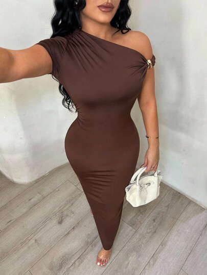 SHEIN SXY Vestido elegante ajustado de color marrón sólido con escote asimétrico, hombro asimétrico y decoración de hebilla metálica