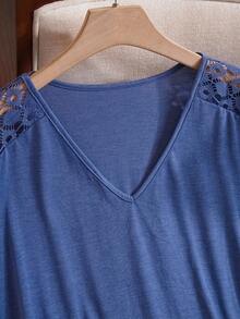 EMERY ROSE Plus Size Women Contrast Lace Batwing Short Sleeve V-Neck Casual T-Shirt - Baby Blue - View 4