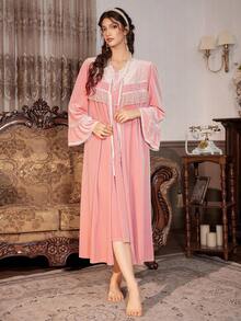PalaceNights Conjunto de camisón y bata de terciopelo con bordados, volantes y parches en estilo vintage palaciego, talla grande, para otoño/invierno - Rosa - Ver 6