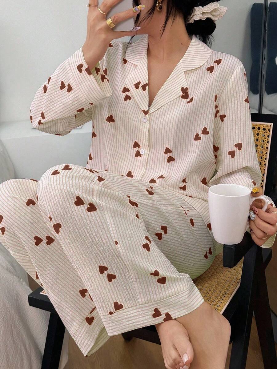 SHEIN 女士翻领爱心条纹长袖上衣和裤子睡衣套装 女士爱心印花睡衣套装 可爱睡衣套装 条纹爱心睡衣 女士爱心睡衣 带爱心图案的睡衣套装，秋冬服装 - 棕色 - 查看 1