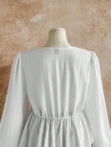 Soleia 大码女式返校度假服，V 领白色纹理长袖荷叶边下摆衬衫 - 白色 - 查看 4