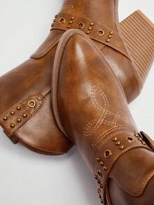 Solezae 西部时尚女式仿古棕色铜扣金属粗跟踝靴 - 标志性牛仔风格，秋季造型和节日装扮的时尚靴子