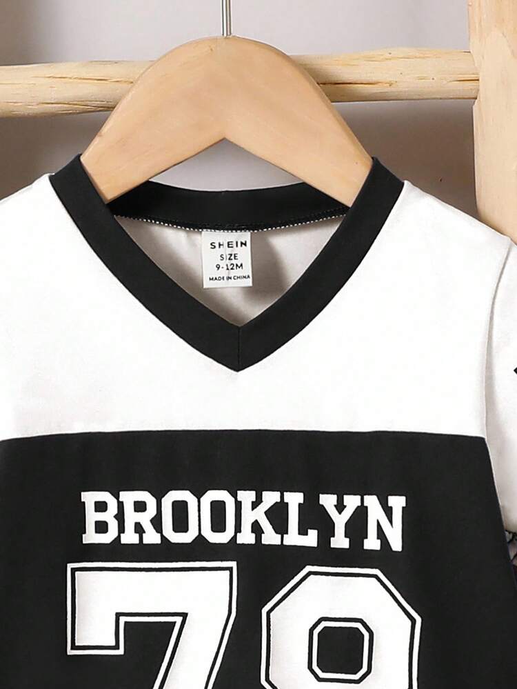 SHEIN Baby- och småbarnspojkar med V-ringad kortärmad t-shirt och tryckta sportshorts, outfit för vardagsbruk, sporttittande, sommar - Svart och Vitt - Visa 4