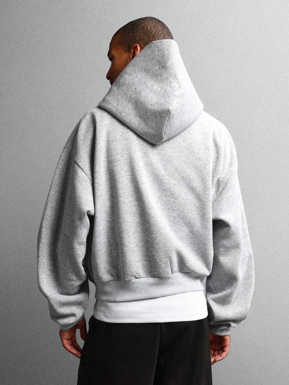 SUMWON sweat-shirt à capuche ample et épais avec détail de logo en French Terry. Style décontracté de rue. Confort d'hiver. Vêtement de détente avec poignets et ourlet côtelés