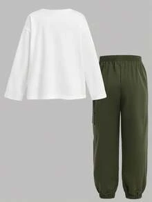 SHEIN 2 piezas Conjunto informal de vacaciones para niños preadolescentes, camiseta de manga larga con cuello redondo, parche, estampado de letras y bolsillo con contraste de color, combinada con pantalones cargo, adecuado para uso casual, vuelta al colegio, fiesta de cumpleaños, fiesta de noche, actuación, bautizo, ceremonia de apertura, uso diario, escuela, viaje, deportes, primavera/verano - Verde militar - Ver 8