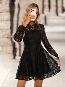 EMERY ROSE Lässiges schwarzes Spitzenkleid mit langen Ärmeln und geraffter Taille für Frauen