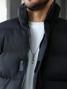 Manfinity CasualCool 男士长袖成熟休闲纯色羽绒服，厚实蓬松，冬季休闲外套，适合街头穿搭、日常休闲、周末外出、社交场合。这款外套是男士衣橱中不可或缺的百搭单品，也是送给男友或丈夫的完美礼物，尤其适合秋季穿着。 - 黑色 - 查看 6