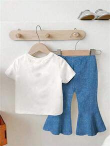 SHEIN Playful Pals 2 Peças Conjunto de Calças Flare para Bebê Menina, Primavera/Outono, Denim Falso e Estampa de Coração, Conjunto Casual Fofo para Uso Externo