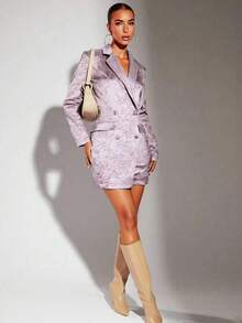 Modelyn 女士不对称褶皱纹理缎面时尚现代都市通勤日常西装外套和连衣裙套装 - 紫丁香色 - 查看 4