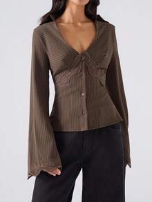 LYSMO Mẫu áo sơ mi nữ tối giản màu nâu thời trang thu đông 2025, cổ chữ V, phối ren tương phản, tay loe, eo rộng, thích hợp đi chơi, dạo phố và phong cách công sở thường ngày. - màu nâu - Xem 4