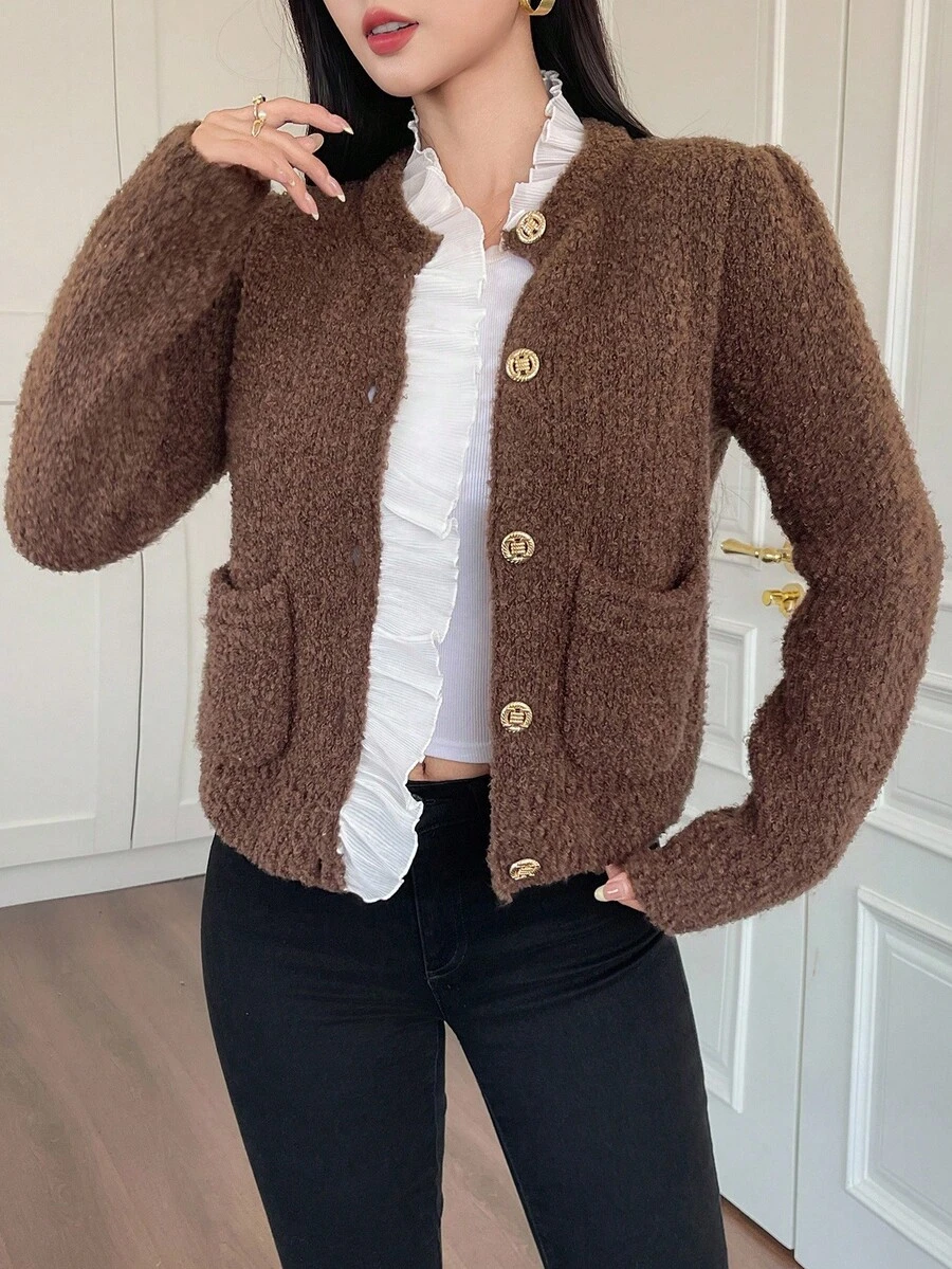 DAZY Damen elegante Kontrast Plissee Rüschen Saum Patchwork Taschen Knopfverschluss Strickjacke, Herbst/Winter - Kaffeebraun - Übersicht 1