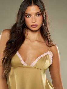 MISSGUIDED 奢华蕾丝边缎面迷你吊带裙优雅高腰派对晚礼服，带有粉色精致细节 - 淡黃色 - 查看 5