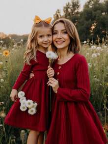 Emery Rose Kids Emery Rose Kids 年轻女孩纯色长袖圆领罗纹连衣裙,前有纽扣,适合秋冬季,适合家居、户外运动、学校、日常休闲。和我妈妈的款式一样,还有我姐姐和妹妹的款式。万圣节 - 酒紅色 - 查看 5