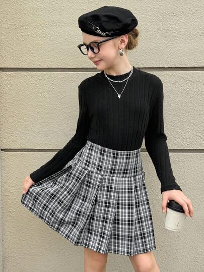 SHEIN 2 件女童黑色长袖 T 恤和褶皱格子裙套装