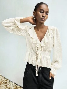 Lumivelle 全新纹理雪纺 V 领荷叶边系带衬衫 - 杏色 - 查看 1