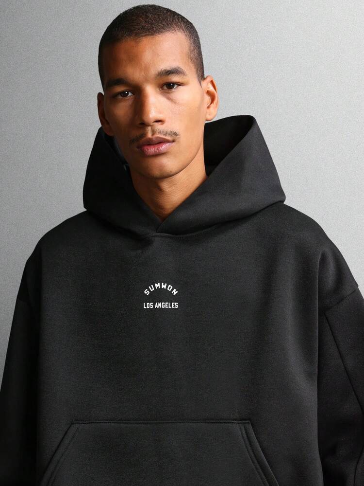 Sweat à capuche court avec poche centrale et logo imprimé minimaliste