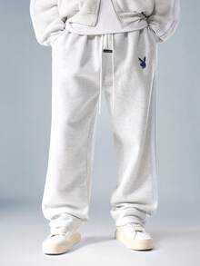 PLAYBOY X SUMWON 奢华家居服阔腿运动裤标志系列宽松版型冬季休闲街头服饰抽绳腰慢跑裤 - 淺灰色 - 查看 4