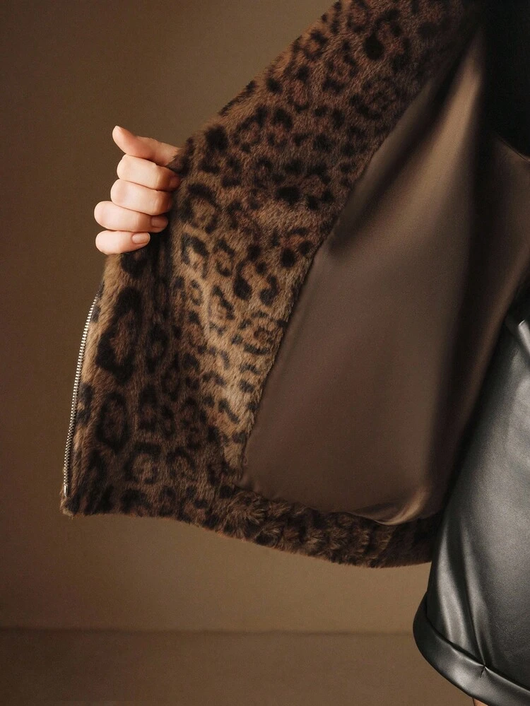 Jaqueta Curta Acolchoada com Contas e Estampa de Leopardo para Mulheres Plus Size, Outono/Inverno