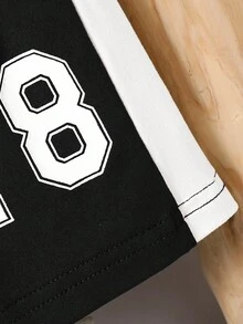 SHEIN 婴幼儿男童 V 领短袖 T 恤和印花运动短裤套装，适合日常穿着、观看体育比赛和夏季的休闲运动装 - 黑與白 - 查看 6